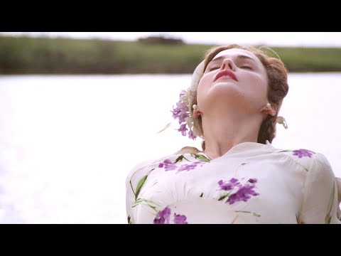 爱情的本质并非轰轰烈烈的誓言，而是一屋二人三餐四季的细水长流，4万人打出8.4高分，20分钟看完2005年爱情治愈电影《平凡岁月的魅力》