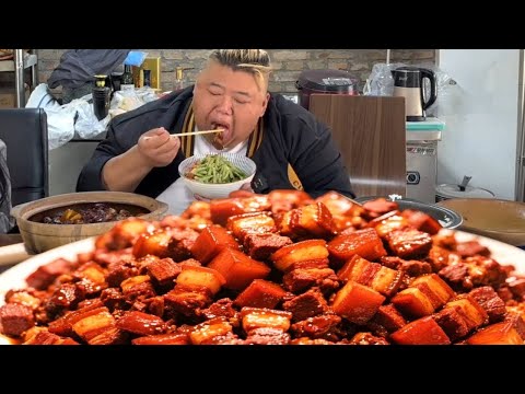 Monkey bought a whole piece of pork belly and made braised pork, it tasted amazing!