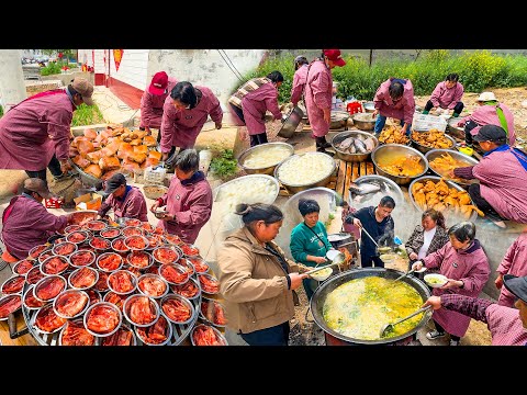Amazing In an open-air kitchen in a rural area of ​​China, a team of 10 chefs cooks for 1,000 people