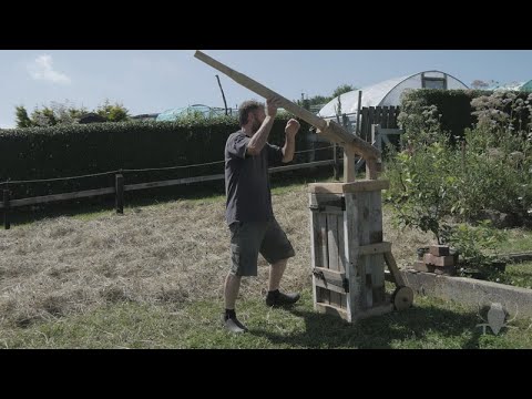 Small meadow hay: baling with a hand baler
