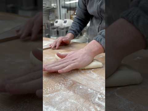 Authentique FRENCH baguette 🥖 Shaping 🇫🇷 #breadlover #bakery #sourdough