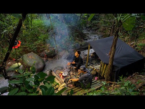 Camping Hujan di Tepi Sungai Bangun Shelter Sederhana & Dapat Umbi Tiang di Hutan