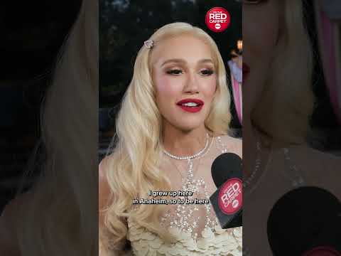 Gwen Stefani brings the Christmas spirit to Disney with a live performance!