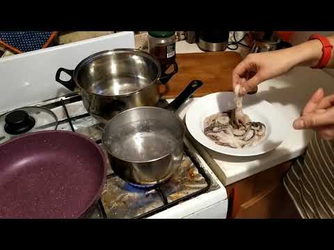 Как почистить и приготовить маленьких осьминогов