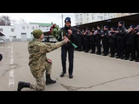 В Одессе участник АТО сделал предложение девушке-патрульной во время построения