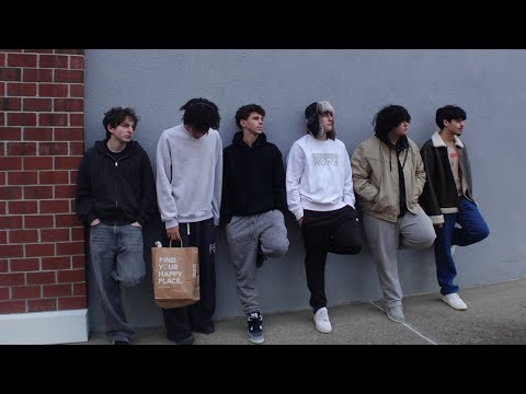 7 FRIENDS GO LATE NIGHT SHOPPING