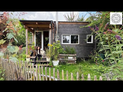 Tiny House in Bavaria: Tattoo artist lives with 3 dogs and 2 horses