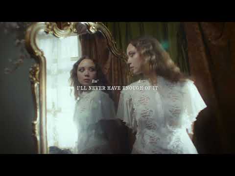 Laufey - Snow White (Official Lyric Video with Chords)