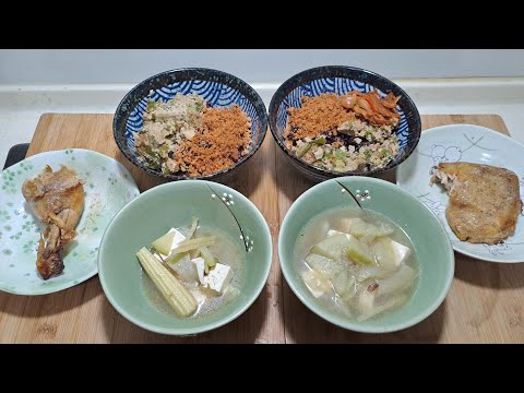 我媽媽吃脆片吃太多，晚上不吃飯了😂，我跟我爸爸吃～蔥絞肉鮭魚鬆蓋飯配好市多烤雞大腿！