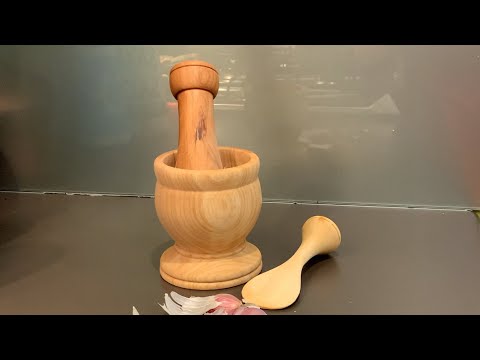 Richard Raffan turns a pestle and mortar for the 33rd. 4-Ways project