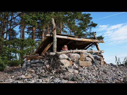 Left Alone for 3 Days on an Island - Building a Bushcraft Shelter