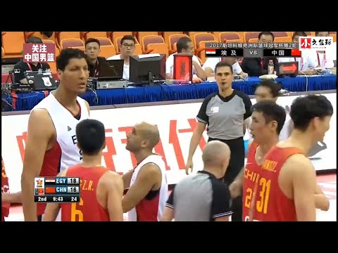 正播中国男篮，王哲林和对手2 3米中锋激烈冲突，赵睿霸气准绝杀