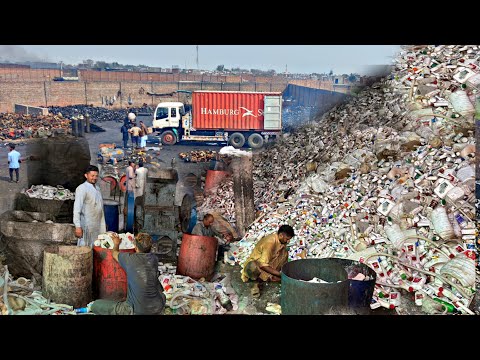 In Pakistani Recycling Factory! Plastikschrott in voll beladenen LKWs zu Kabelrohren recycelt werden