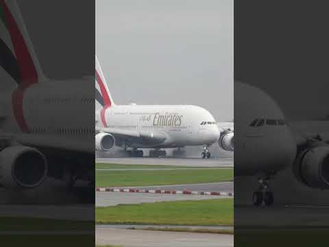 🚨TODAY: Emirates A380 Lands at Manchester Airport with STUNNING Wing-Fluff and SPRAY! 💦