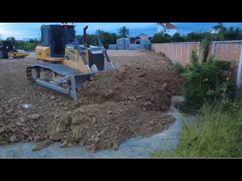 Joyful Landfill Action Fully Complete Lowland Use DH17C3 Dozer pushing with Dump Truck Unload stone 