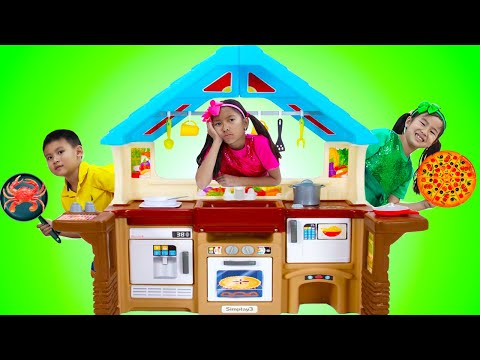 Wendy & Jannie Pretend Play Switching Professions at the Farm and Restaurant