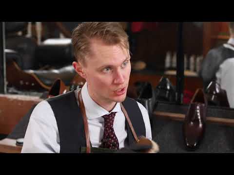 Restoring Colour on High-End Shoes with the Artistic Cream: Tips from a Shoeshining Champion