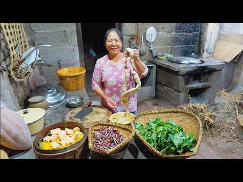 How Ancient Chinese Cook Pork Intestine | Rural Lifestyle