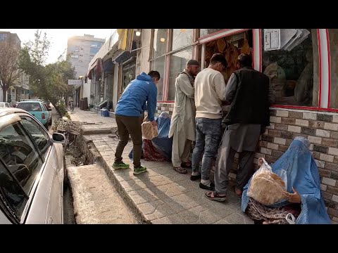 阿富汗蒙面女士無依無靠蹲坐馕店等馕,塔利班新政下,她們該何去何從?