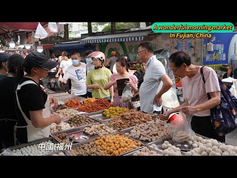 中國福州熱鬧的早市，民間的小吃有百餘種，魚丸肉燕炸鰻魚，海魚海蝦蚵仔煎；芋泥餅荔枝肉，彩色馬蹄糕真槍手；小推車裏賣福鼎肉片，奇怪的早餐“鍋邊糊”，真正的福州味道；