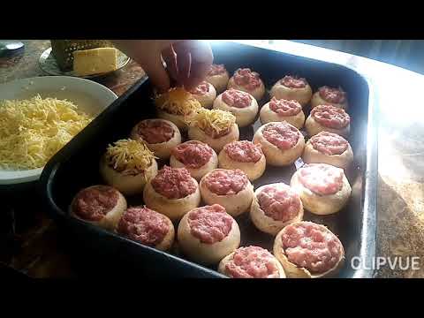Фаршированные шампиньоны в духовке. Грибы запечённые в духовке с фаршем и сыром.