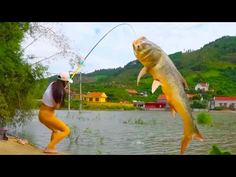 微微今天帶廢品站老闆長見識,合力拉上來一條大龍躉魚後,廢品站大哥想改行釣魚了【女钓友微微】#釣魚#fishing #drama #funny