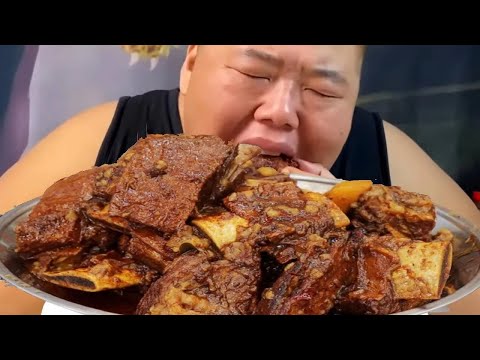 Monkey brother eats garlic ribs, the skin is crispy and the meat is tender, it's delicious!