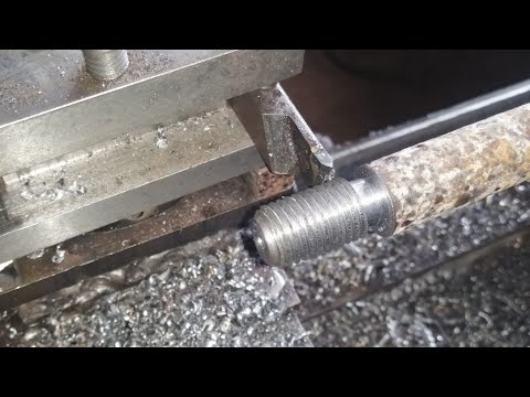 Нарезал первую резьбу резцом на самодельном токарном станке.