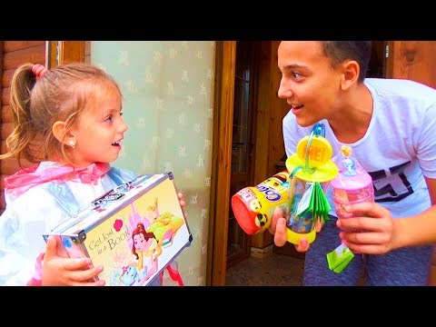 Одни ДОМА Нашли СУНДУК с ИГРУШКАМИ Поделили игрушки КОСМЕТИЧКА для детей