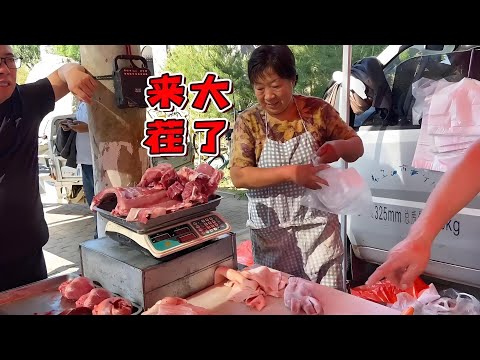 華哥賣豬肉遇到大客戶，剛出攤就賣了半頭豬，黑豬肉太受歡迎了【玖叔v​​log】#pork #猪肉 #玖叔vlog#华哥猪肉#玖叔猪肉#豬肉