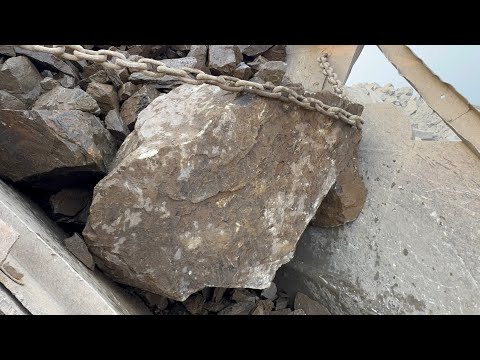 ‘Big Rock Crusher Machine: A Giant in Action” Big Rock Crushing: A Powerful Process”#stonecrusher 