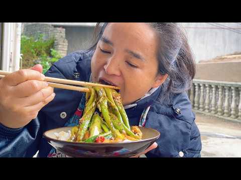 苗大姐贱得很，辣椒蘸辣椒，一把鼻涕一把泪的干饭