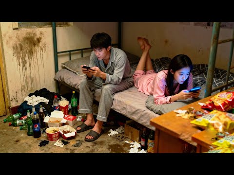 😭A young couple living in a room full of garbage!