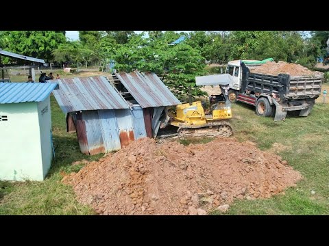 Destroy the chicken coop To pour more soil around by bulldozer is clearing working