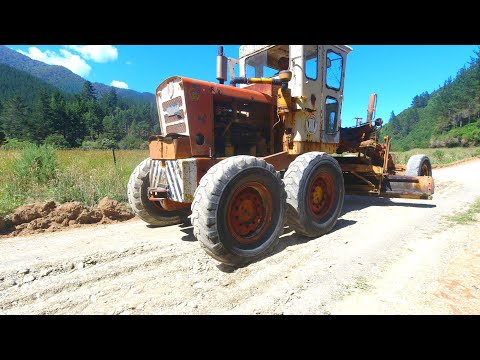 Vintage Grader fixing a Potholed Gravel Driveway