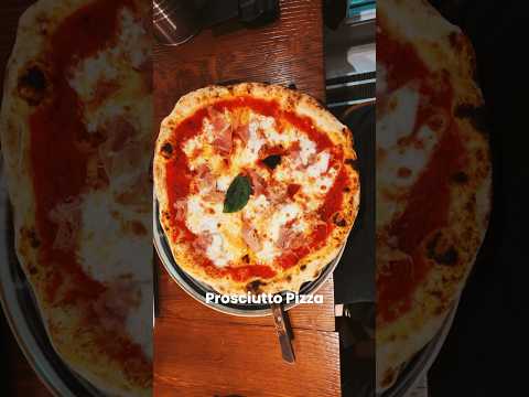 i want to marry this pizza 🍕 #vienna #viennafood #travelguide #foodie #foodlover