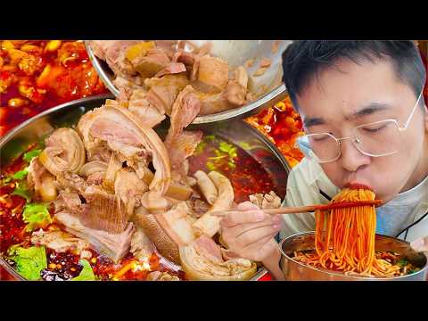 Lots of chili peppers involved! A special way to eat Guizhou rice noodles! And 25CNY for a hot pot!