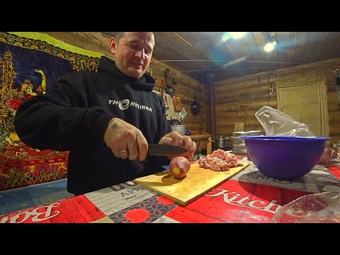 Жизнь в тайге! Отдых в таёжной избе, готовим предновогодний ужин в казане на костре!