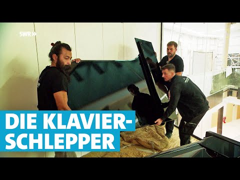 Der Schweiß fließt! So werden bis zu 500 Kilo schwere Klaviere transportiert
