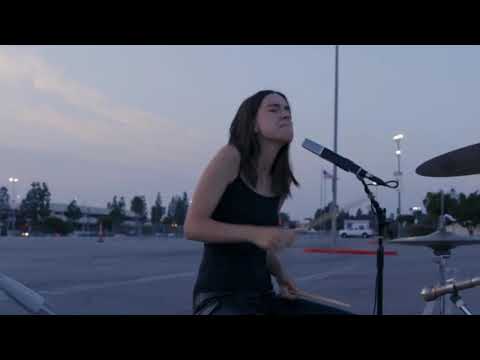 danielle haim having perfect vocals while playing drums for two minutes straight