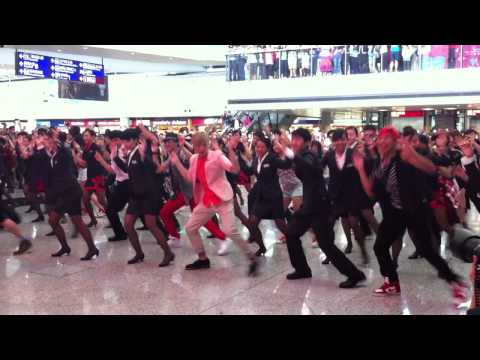 國泰空姐, 港龍空姐, 機管局職員, 不同公司地勤 串燒舞賀 香港機場15週年