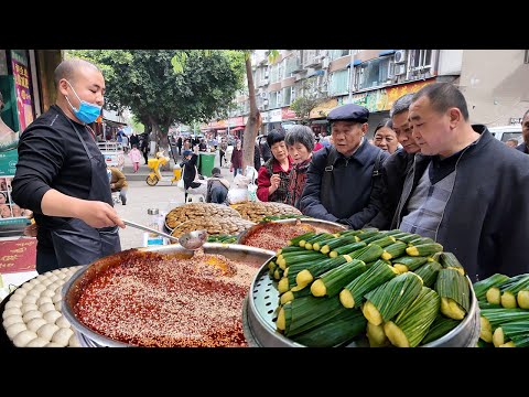 中国四川乐山早市美食，新鲜出炉的叶儿粑，挂满糖浆的甜皮鸭，牛肉肥肠在一起称为鸳鸯，著名的牛华豆腐脑，排队购买的拔丝糖葫芦，新鲜出炉的锅巴馒头，现场制作的辣椒酱，乐山的街头美食多种多样。