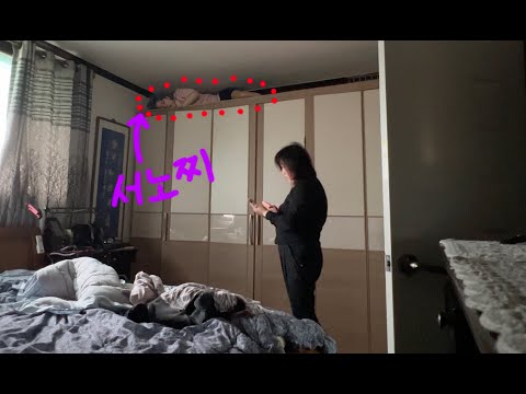옷장 위에 몰래 올라간 참을 수 없는 아들의 모오습