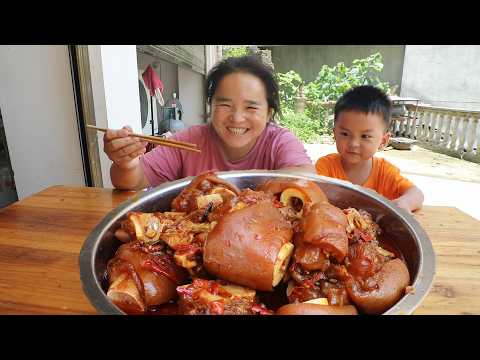 苗大姐馋肉了，一锅黄焖牛蹄，一块又一块的啃，吃到停不下来