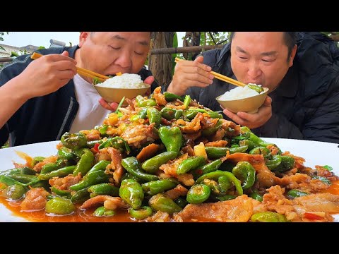 地裡摘點秋苞子辣椒，二弟回家做“辣椒炒肉”，香辣下飯太爽了【鐵鍋視頻】