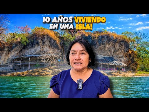 🇸🇻Vive en una CUEVA desde hace 10 años 😱 en una isla ¿Cómo lo logra?
