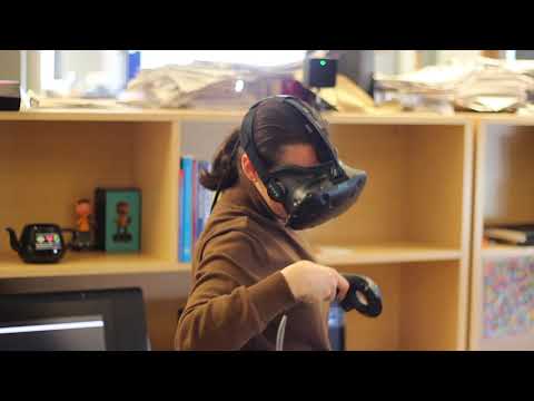 SurfaceBrush: From Virtual Reality Drawings to Manifold Surfaces