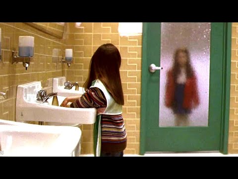 Девочку преследует странная подруга, но когда она понимает зачем, становится слишком поздно