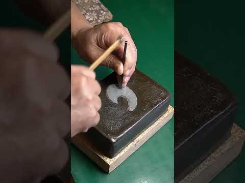 The process of making accessories with 0.09mm gold thread.