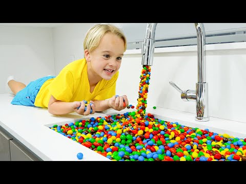 क्रिस के साथ मैजिक नल के बारे में बच्चों की खिलौना कहानी